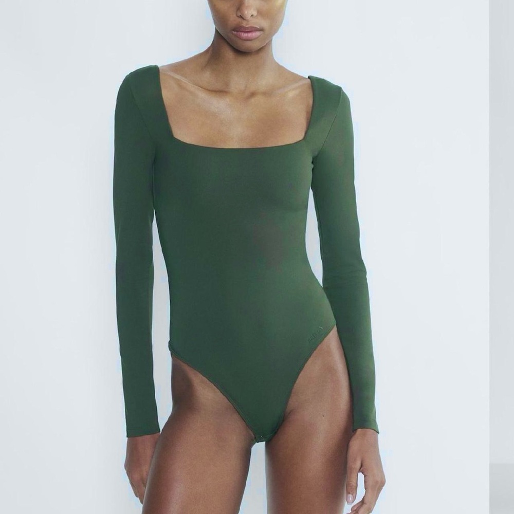 Aritzia Babaton Green Fitted Long Sleeve Bodysuit
